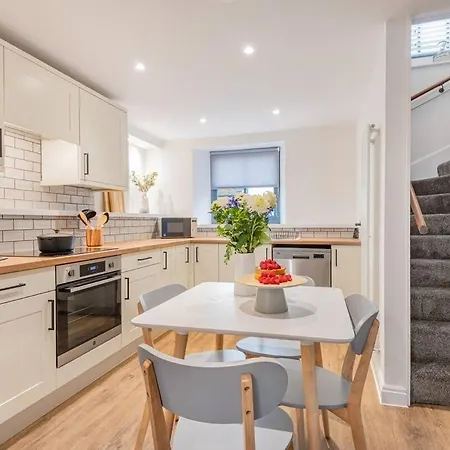 Дом отдыха Carpenters - The Lakes! *